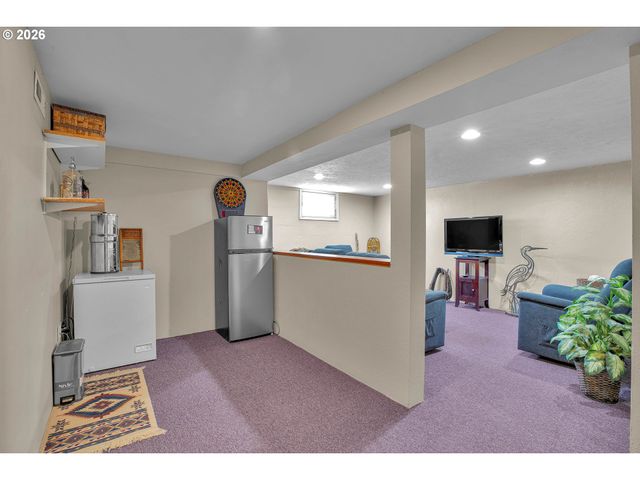 336 Nw 3RD Ave, Canby, OR 97013