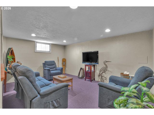 336 Nw 3RD Ave, Canby, OR 97013