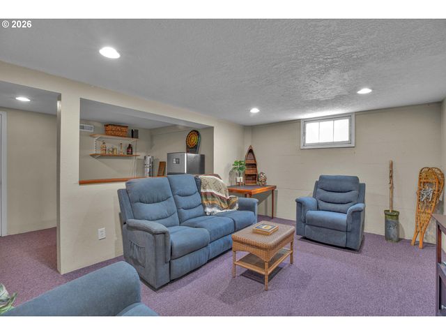 336 Nw 3RD Ave, Canby, OR 97013