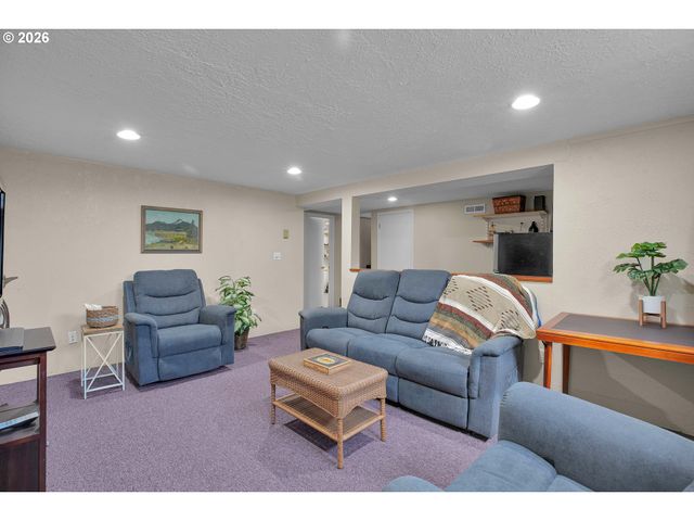 336 Nw 3RD Ave, Canby, OR 97013