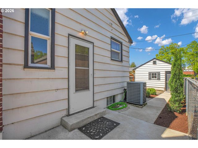336 Nw 3RD Ave, Canby, OR 97013