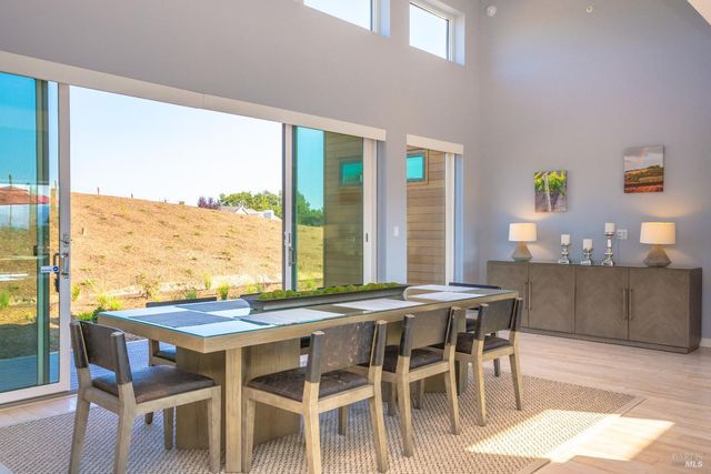 519 Horse Barn Rd, Healdsburg, CA 95448