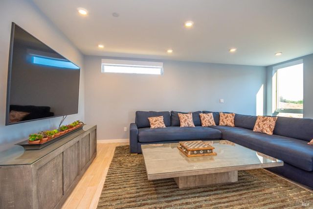 519 Horse Barn Rd, Healdsburg, CA 95448