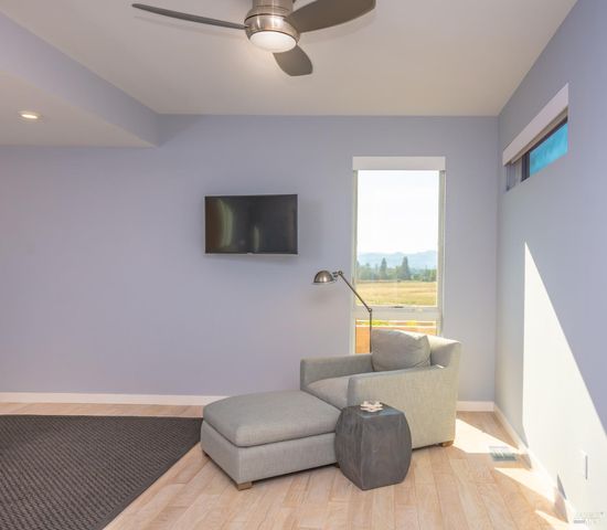 519 Horse Barn Rd, Healdsburg, CA 95448