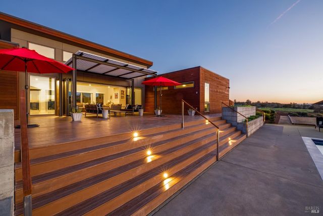 519 Horse Barn Rd, Healdsburg, CA 95448