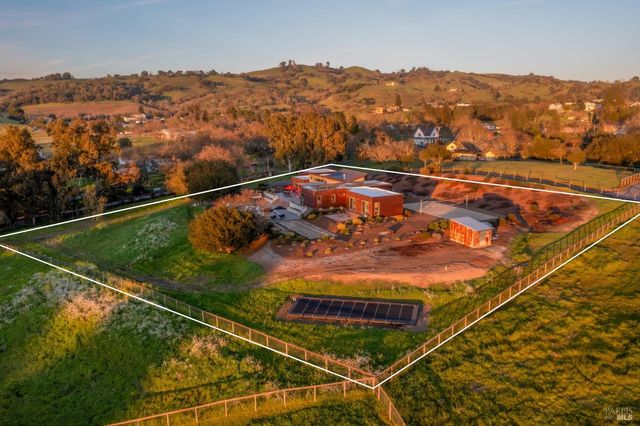 519 Horse Barn Rd, Healdsburg, CA 95448