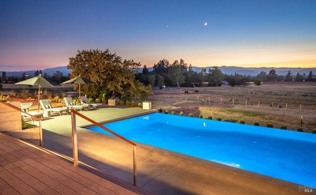 519 Horse Barn Rd, Healdsburg, CA 95448