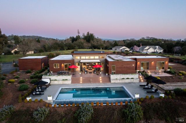 519 Horse Barn Rd, Healdsburg, CA 95448