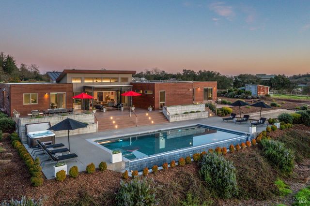 519 Horse Barn Rd, Healdsburg, CA 95448