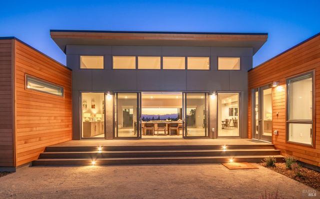 519 Horse Barn Rd, Healdsburg, CA 95448