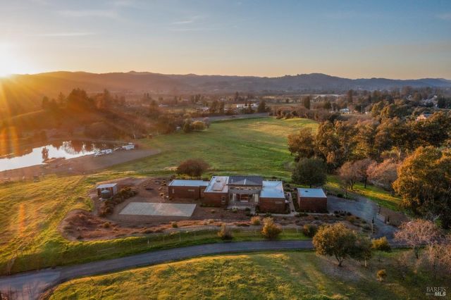 519 Horse Barn Rd, Healdsburg, CA 95448