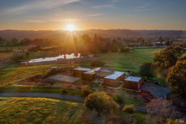 519 Horse Barn Rd, Healdsburg, CA 95448