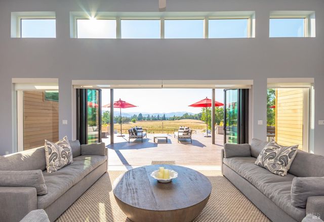 519 Horse Barn Rd, Healdsburg, CA 95448