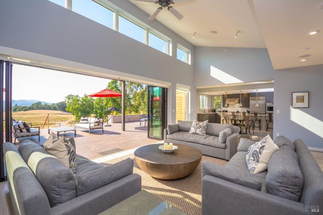 519 Horse Barn Rd, Healdsburg, CA 95448