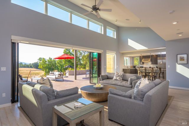 519 Horse Barn Rd, Healdsburg, CA 95448