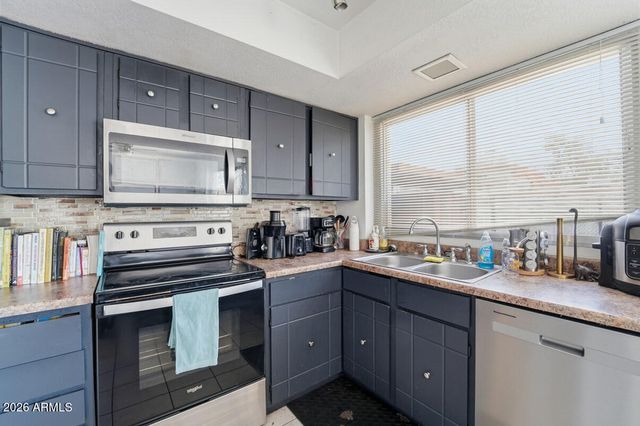 7825 N 49TH Avenue, Glendale, AZ 85301