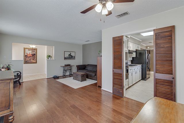 1910 New Castle Court, Arlington, TX 76013