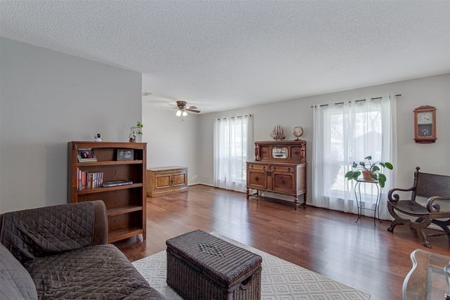 1910 New Castle Court, Arlington, TX 76013