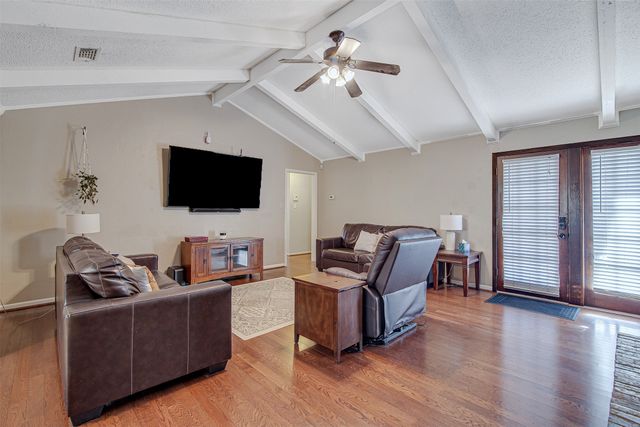 1910 New Castle Court, Arlington, TX 76013