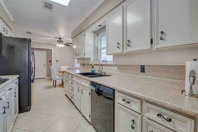 1910 New Castle Court, Arlington, TX 76013