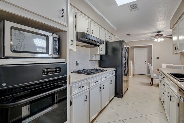 1910 New Castle Court, Arlington, TX 76013