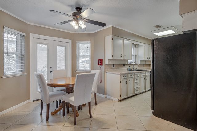 1910 New Castle Court, Arlington, TX 76013