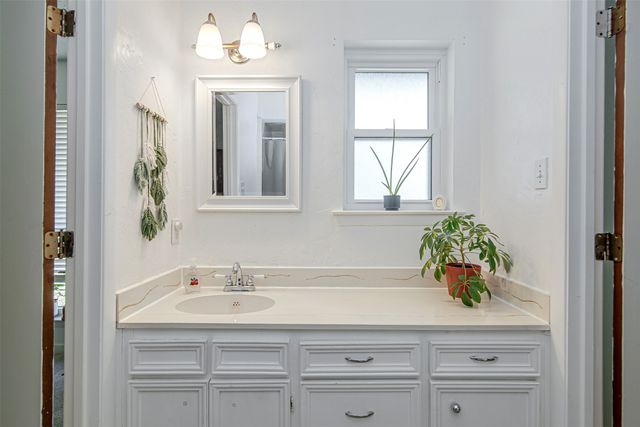 1910 New Castle Court, Arlington, TX 76013