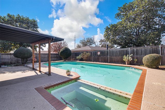 1910 New Castle Court, Arlington, TX 76013