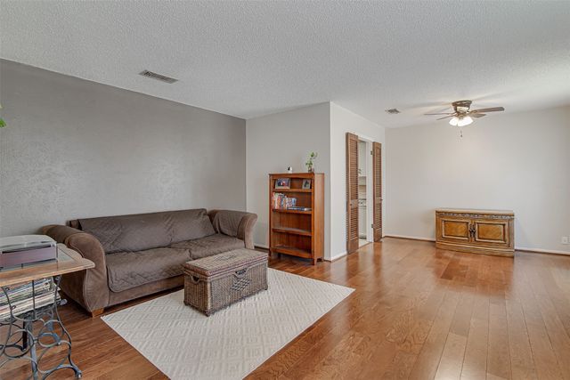 1910 New Castle Court, Arlington, TX 76013