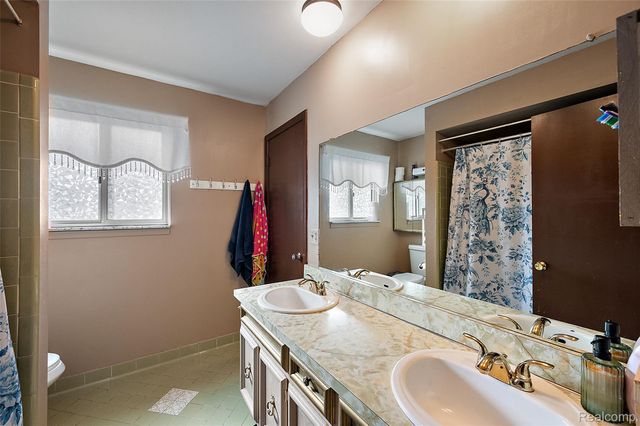 47683 Westlake Drive, Shelby Charter Township, MI 48315