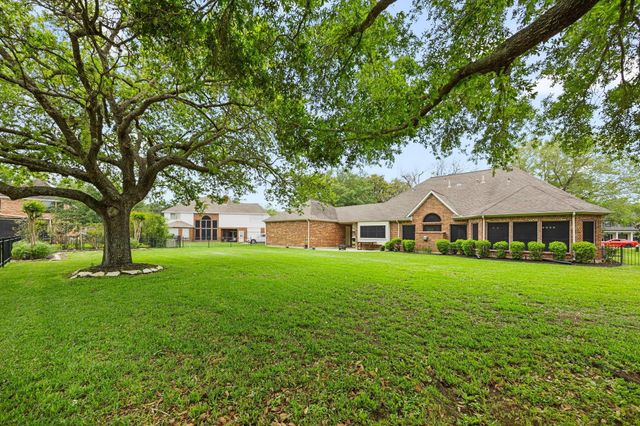 5210 Weston Drive, Weston Lakes, TX 77441