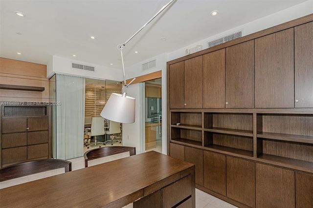 75 SE 6th St 201, Miami, FL 33131