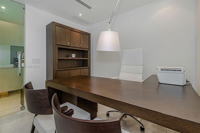 75 SE 6th St 201, Miami, FL 33131