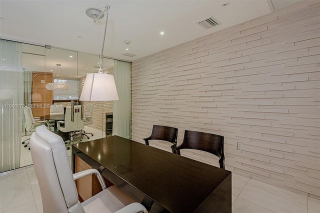 75 SE 6th St 201, Miami, FL 33131