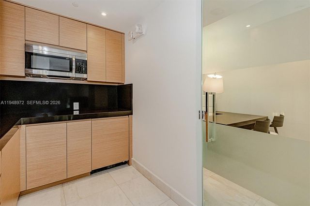 75 SE 6th St 201, Miami, FL 33131