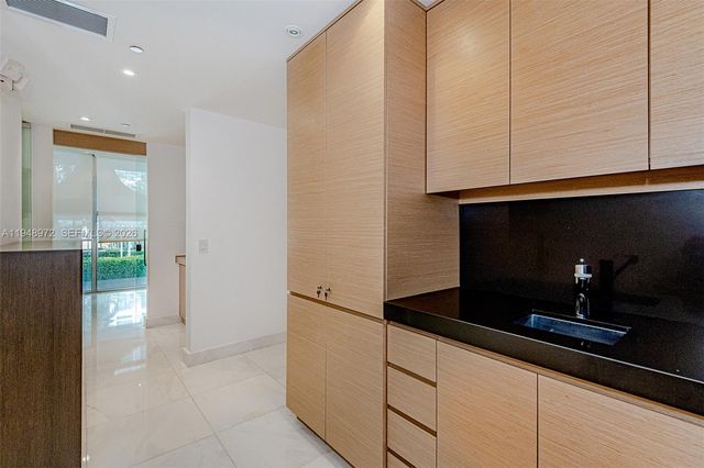 75 SE 6th St 201, Miami, FL 33131