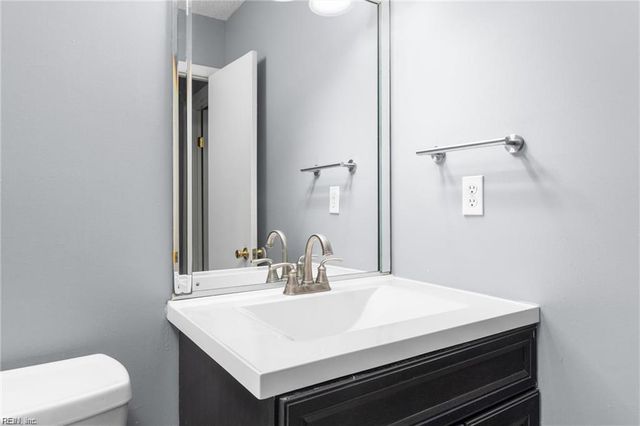 7 Mosely CIR, Chesapeake, VA 23320