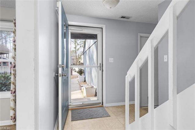 7 Mosely CIR, Chesapeake, VA 23320