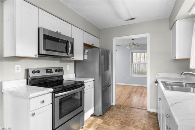 7 Mosely CIR, Chesapeake, VA 23320