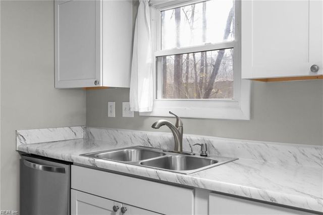 7 Mosely CIR, Chesapeake, VA 23320