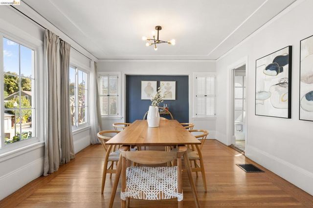 1019 Trestle Glen Rd, Oakland, CA 94610