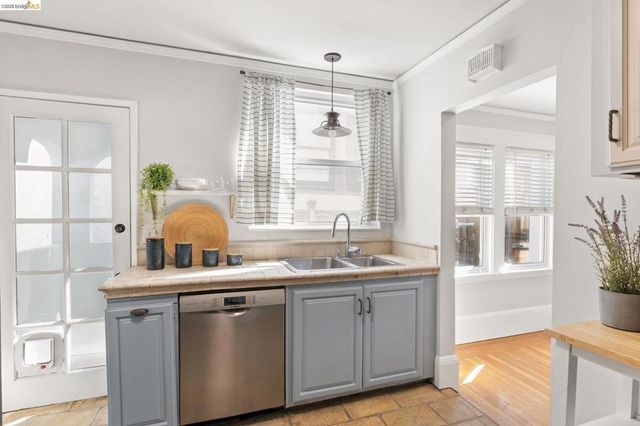 1019 Trestle Glen Rd, Oakland, CA 94610