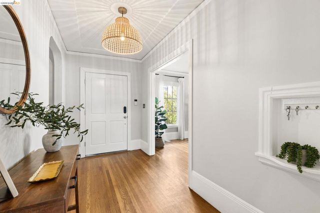 1019 Trestle Glen Rd, Oakland, CA 94610