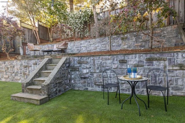 1019 Trestle Glen Rd, Oakland, CA 94610