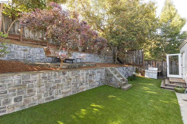 1019 Trestle Glen Rd, Oakland, CA 94610