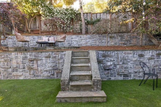 1019 Trestle Glen Rd, Oakland, CA 94610