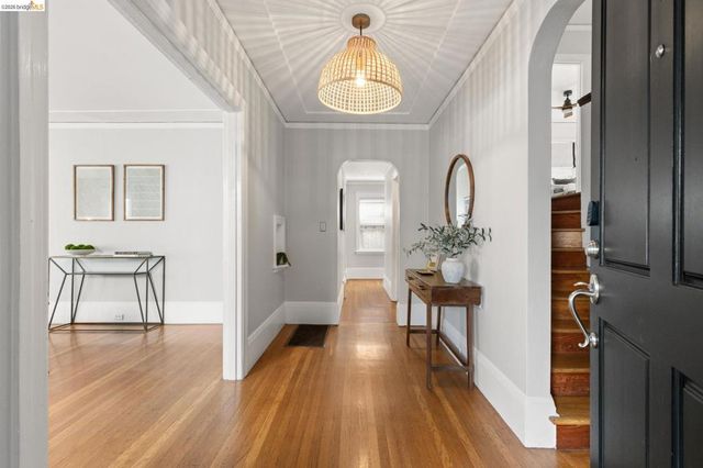 1019 Trestle Glen Rd, Oakland, CA 94610