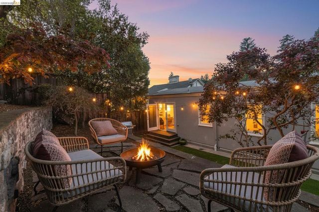 1019 Trestle Glen Rd, Oakland, CA 94610