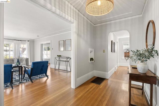 1019 Trestle Glen Rd, Oakland, CA 94610