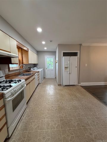 77 Woods Avenue, Rockville Centre, NY 11570